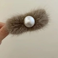 Detalle de pinza para el pelo de piel sintética marrón con una gran perla blanca - Marrón