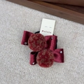 Detalle de coletero de terciopelo rojo con pompones y pedrería de estrella en tarjeta - Goma Roja