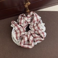 Detalle de un coletero vintage de cuadros rojos y blancos con borde de encaje blanco - Cuadros Rojos