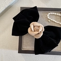 Détail d'une pince à cheveux en velours avec fleur de camélia et accents de perles élégants - Pince à Cheveux Nœud Champagne