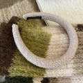 Serre-tête en laine mélangée beige avec étiquette faite main et design rembourré - Blanc Cassé
