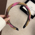 Détail d'un serre-tête torsadé en peluche marron et rose avec dents intérieures antidérapantes - Style Torsadé Marron Rose (Style E)