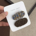 Detalle de pinzas ovaladas en tweed de colores y felpa marrón en tarjeta expositora - Azul-Marrón