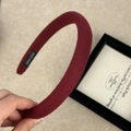 Detailansicht des weinroten Strick-Stirnbands mit strukturierter Optik und Handarbeit-Label - Weinroter Strick-Ripp-Stil (XY-1313-C)