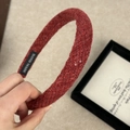 Detailansicht eines roten Tweed-Haarreifs mit handgefertigtem Etikett und Stoffstruktur - Dunkelrotes Tweed-Modell (XY-1313-B)