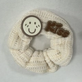 Scrunchie in maglia beige con simpatico sorriso e ciondoli con scritta Kiss - Stile Maglia Sorriso