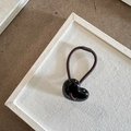 Elastico per capelli con cuore in resina e corda elastica marrone su espositore bianco - Nero