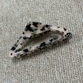 French style triangle claw clip in beige tortoiseshell acetate with gold lettering - Light Leopard