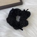 Dettaglio di un elastico per capelli in tweed nero con glitter argento e fiocchi in velluto - Nero