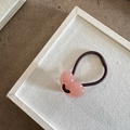 Primer plano de goma para el pelo con corazón de resina rosa y acabado brillante - Rosa