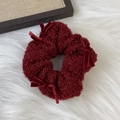 Dettaglio di uno scrunchie in tweed bordeaux con fiocchi di velluto e fili d'argento - Borgogna