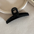 Dettaglio della grande molletta per capelli nero opaco su tessuto beige neutro - Stile lungo a carattere singolo / Nero Opaco Dritto