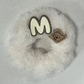 Plüsch-Haargummi in Weiß mit M-Buchstaben-Charm und kleinem Bären-Anhänger - Schwein Plüsch Stil