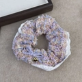 Détail du chouchou en tweed rose avec bordure en dentelle et pendentif cœur doré - Chouchou à nœud violet