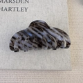 Dettaglio del fermaglio per capelli in acetato marmorizzato con finitura lucida - Blu Nero