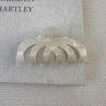 Makro-Detail der Haarklammer aus Acetat mit cremeweißer Marmorierung im Oktopus-Stil - Meerjungfrau-Farbe