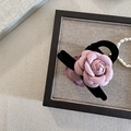 Pince à cheveux élégante style français avec fleurs de camélia roses sur base noire - Petite Pince à Cheveux Rose