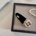 Barrette à cheveux élégante en velours noir avec une fleur de camélia en tissu café - Barrette Goutte d'Eau Champagne