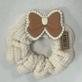 Elastico scrunchie in maglia crema con grande fiocco marrone ed etichetta in pelle - Stile Maglia Doppio Fiocco