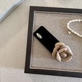 Pince à cheveux rectangulaire noire mate avec camélia en tissu beige et plaque dorée - Barrette Carrée Champagne