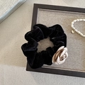 Chouchou élégant en velours noir avec fleur de camélia en tissu pour femmes chic - Chouchou Champagne