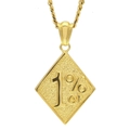 Collana con ciondolo a rombo dorato e testo 1%er su superficie testurizzata - Oro