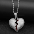 Dettaglio macro del ciondolo hip-hop a cuore spezzato con zirconi e dettagli rossi - Argento + Catena a Corda in Acciaio Inossidabile 3mm*24inch