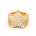 Vue détaillée de la bague étoile hiphop dorée ornée de cristaux blancs pavés - US 8 / Or