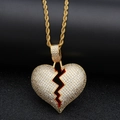 Dettaglio macro del ciondolo a cuore spezzato ghiacciato con crepa rossa e oro - Oro + Catena a Corda in Acciaio Inossidabile 3mm*24inch