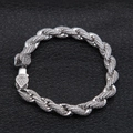 Macro-opname van de rope chain armband met hartvormige pavé sluiting voor heren - Zilver