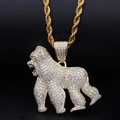 Dettaglio del ciondolo gorilla hip hop con zirconi cubici ghiacciati e finitura dorata - Oro + Catena a Corda in Acciaio Inossidabile 3mm*24inch