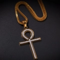 Dettaglio macro del ciondolo croce Ankh dorato con cristalli e catena a spiga spessa - Collana a Catena Box in Acciaio Inossidabile Oro