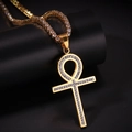 Dettaglio del ciondolo a croce Ankh dorato con zirconi lucidi su catena tennis nera - Collana Tennis in Zirconia Dorata