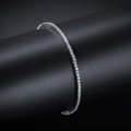 Dettaglio macro del bracciale tennis in argento con zirconi da 2mm su supporto nero - 7" / Argento