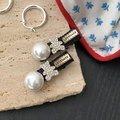 Französische Vintage-Haarklammer mit Strass-Bär und Perlen auf einem Steinsockel - Ein Paar