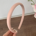 Dettaglio del cerchietto imbottito rosa in velluto opaco con cuciture laterali rifinite - Rosa Crema
