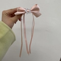 Primer plano del clip para el pelo con lazo rosa y hebilla de estrella con diamantes - Rosa