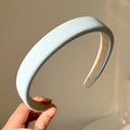 Diadema acolchada azul claro con textura de tela y relleno de esponja para mujer - Estilo Fino Satén Azul