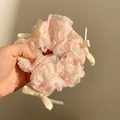 Detalle de coletero rosa con volantes y lazos de seda crema en suave tejido de gasa ligera - Rosa