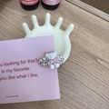Détail d'une pince à cheveux petit ours blanc avec strass colorés et un nœud rose mignon - Ours Blanc