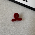Detail van de donkerrode acetaat mini haarklem voorzien van SAMSHINE handgemaakte letters - Rood