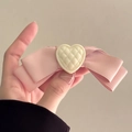 Detailansicht der rosa Satin-Schleifen-Haarspange mit gestepptem cremefarbenem Herz - Rosa