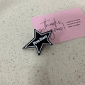 Fermaglio per capelli a stella in acrilico bianco e nero con scritta Five Stars - Nero