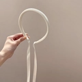 Vista dettagliata di un cerchietto bianco con lunghi nastri di raso per uno stile minimale - Bianco Sporco