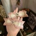 Dettaglio della gemma a cuore rosa e della trama del fiocco con motivo pied-de-poule - Fiocco Pied de Poule Rosa (Singolo)