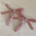 Dettaglio di fermagli per capelli con fiocco in nastro di raso rosa e clip a becco - Fiocco / Rosa