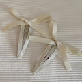 Dettaglio dei fermagli per capelli con fiocco in raso crema e clip BB in metallo chic - Fiocco / Bianco Sporco