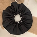 Dettaglio dell'elastico in raso nero con eleganti perline e pieghe ondulate raffinate - Nero