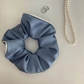 Eleganter mattblauer Satin-Haargummi mit cremeweißem Rand und glatter Textur - Blau
