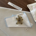 Barrette à cheveux ours brun avec détail cœur sur un fond de style de vie élégant - Barrette / Café au Lait